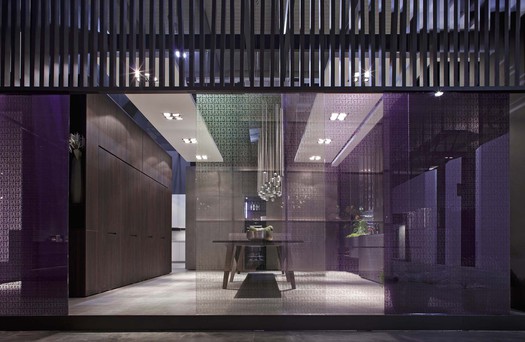 Detail of the wood panels and deorated glass. Photo by Alessandra Bello
