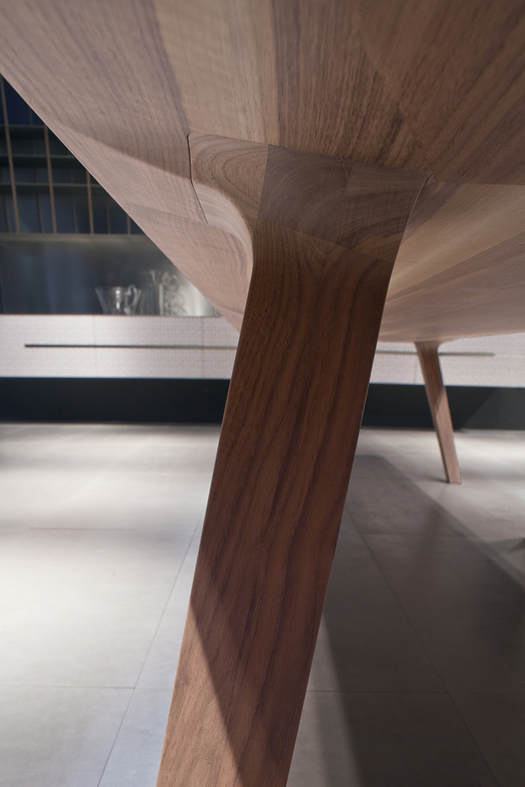 Detail of the table foot. Photo by Alessandra Bello