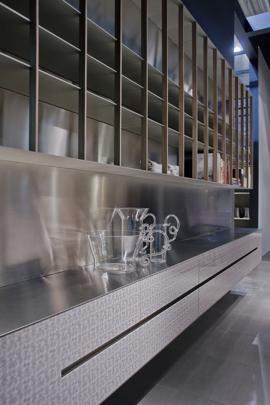 The pantry in decorated ceramic and the wood and steinless steel library. Photo by Alessandra Bello