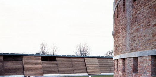 Inside view of the ‘contemporary embankment’ with the sliding panels made  of larch wood (Photo by Marco Zanta)