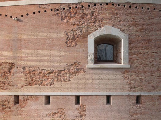 Detail of the restoration design of the walls (Photo by Alessandra Chemollo)