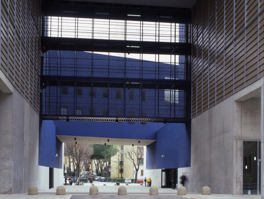 The covered square where are the housing entrance hall and the restaurant (Photo by Pietro Savorelli)