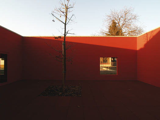 The totally red courtyard (Photo by Alessandra Chemollo)