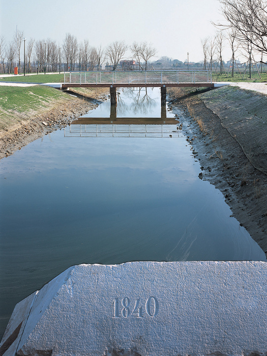 The bridge linking the Testa di Ponte terminal and the park with the historical 'chiavica' (Photo by Marco Zanta)